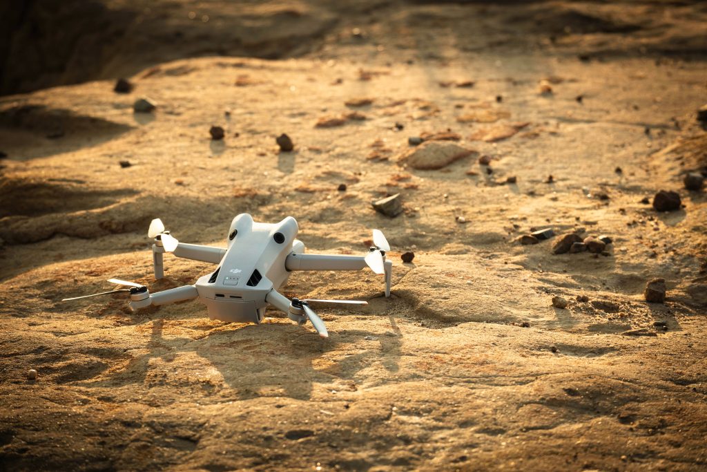 El DJI Mini 4K es un dron plegable de menos de 249 g de peso, lo que lo exime de registro en la mayoría de países. Incorpora un gimbal de 3 ejes con sensor de 1/2.3", capaz de grabar vídeo en 4K a 3840×2160 con 24/25/30 fps, además de 2.7K y Full HD, junto con fotos de 12MP en formatos JPG y RAW. Ofrece una velocidad máxima de vuelo de 57.6 km/h y hasta 31 minutos de autonomía, con transmisión de vídeo OcuSync 2.0 de hasta 10 km de alcance y resistencia al viento de nivel 5 (hasta 38 km/h). Cuenta con sistema de visión inferior y sensor infrarrojo para estabilidad en interiores y exteriores, además de retorno automático al punto de despegue (RTH). 